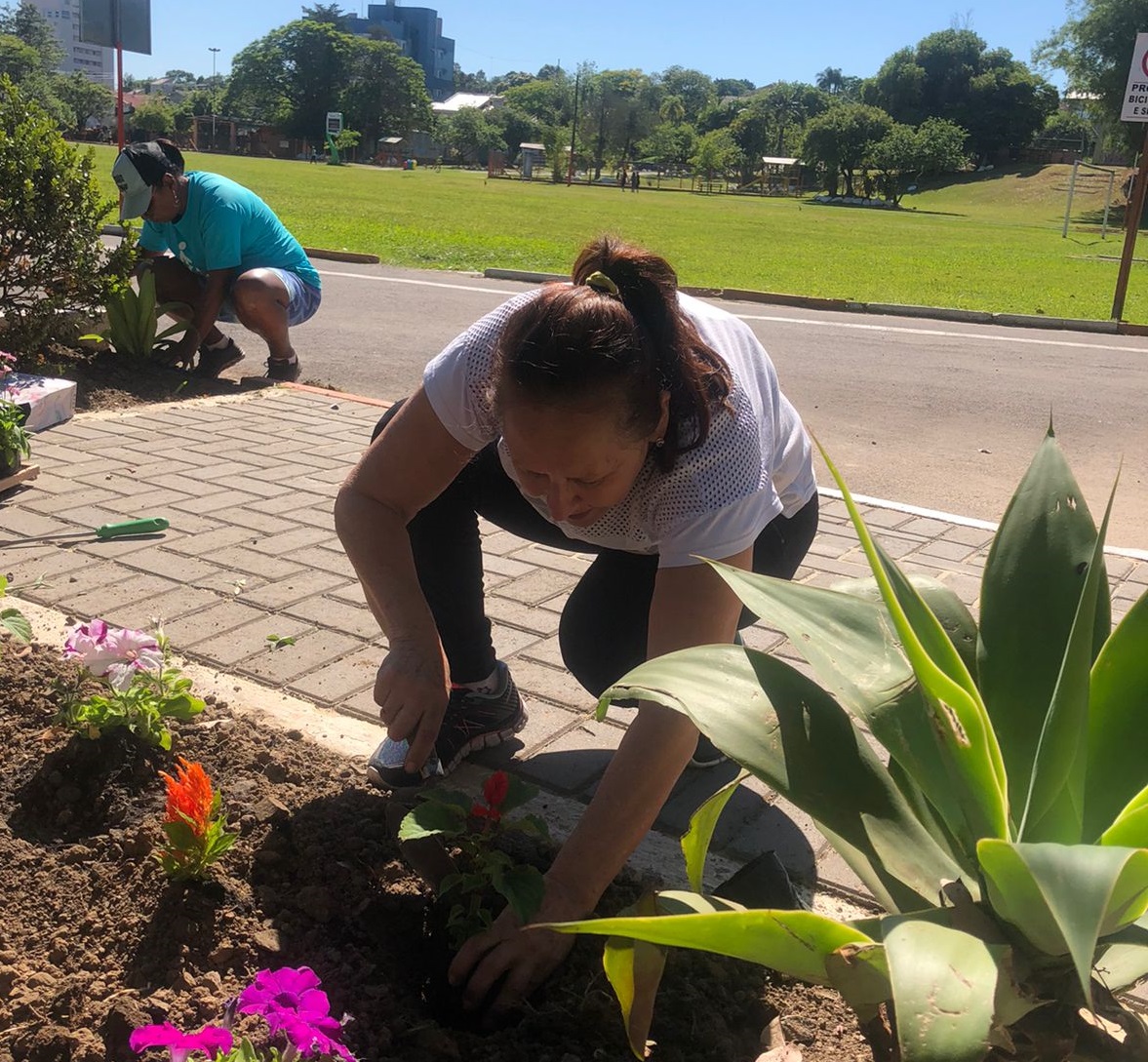 Alunas da ginástica funcional do Parque do Trabalhador de Taquara adotam canteiros de flores