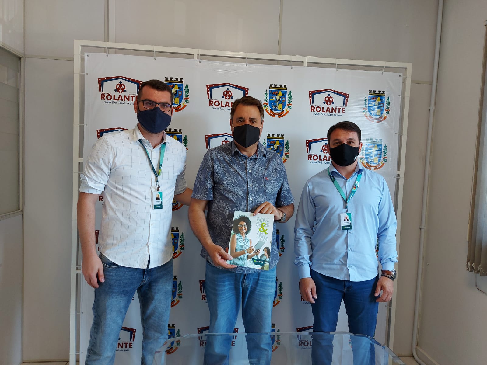 Prefeito de Rolante recebe visita do superintendente comercial e gerente da Sicoob MaxiCrédito