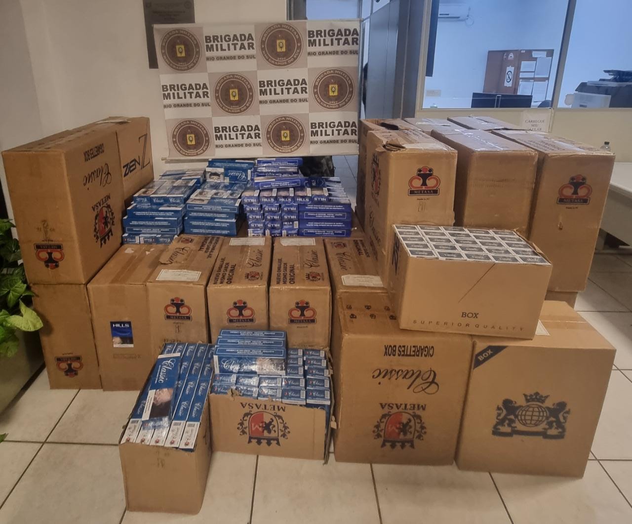 Polícia apreende 15 mil carteiras de cigarros contrabandeados e prende duas pessoas em Três Coroas
