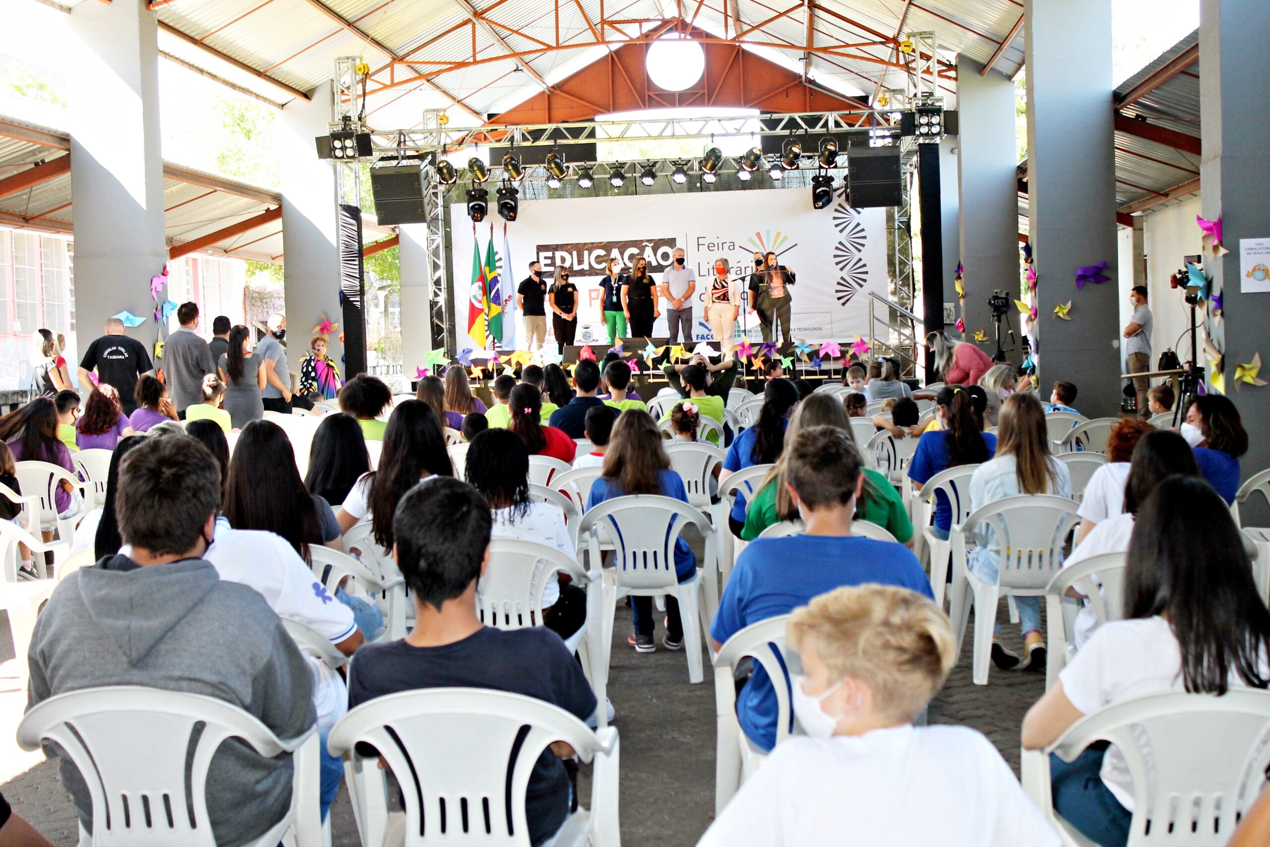 Alunos da rede municipal de ensino participam das atividades de abertura da Feira Literária de Taquara