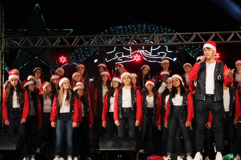 Espetáculo com Coral dos Adolescentes do IACS marca abertura do Natal Mágico em Taquara; veja fotos e vídeo