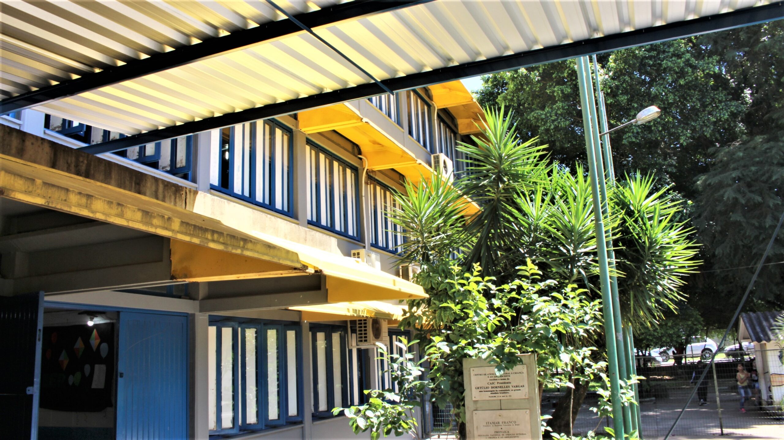 Cobertura metálica é instalada em escola de Parobé