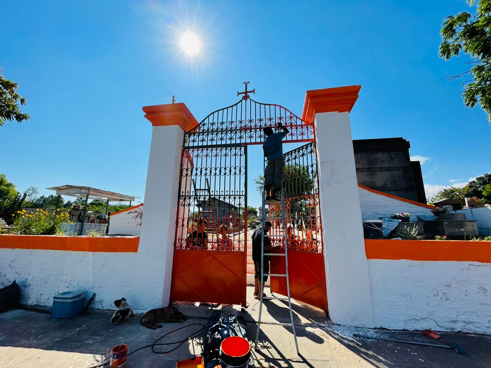 Mutirão faz limpeza entre túmulos e pintura da fachada do cemitério de Taquara