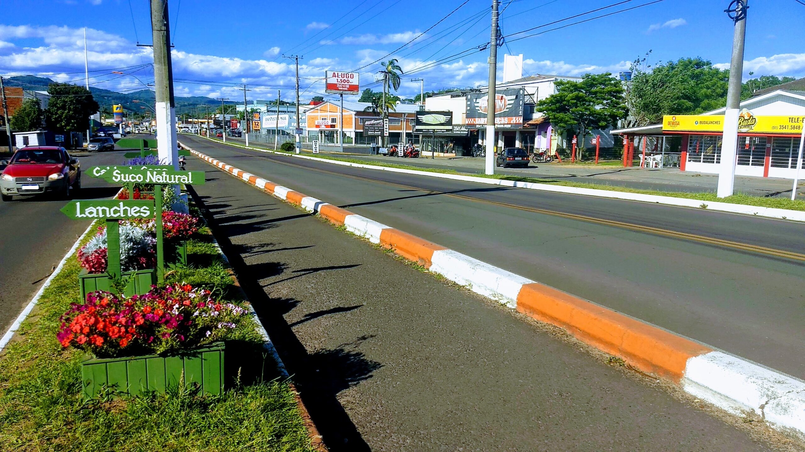 Batalhão Ambiental e alunos da rede pública realizam plantio de árvores na Sebastião Amoretti em Taquara