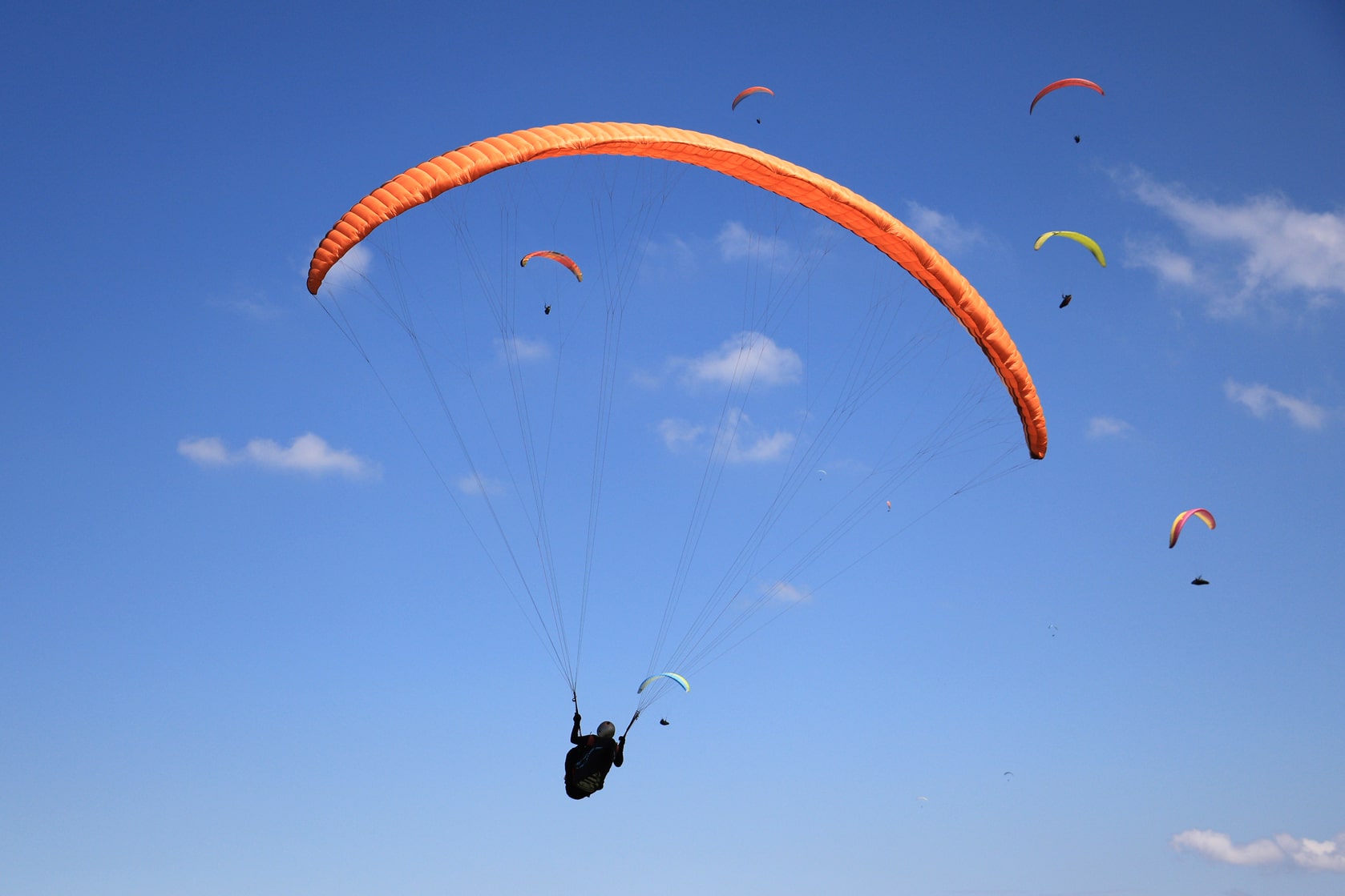 Inauguração de monumento e competição de paraglider marcam a retomada das atividades no Parque Alto da Pedra