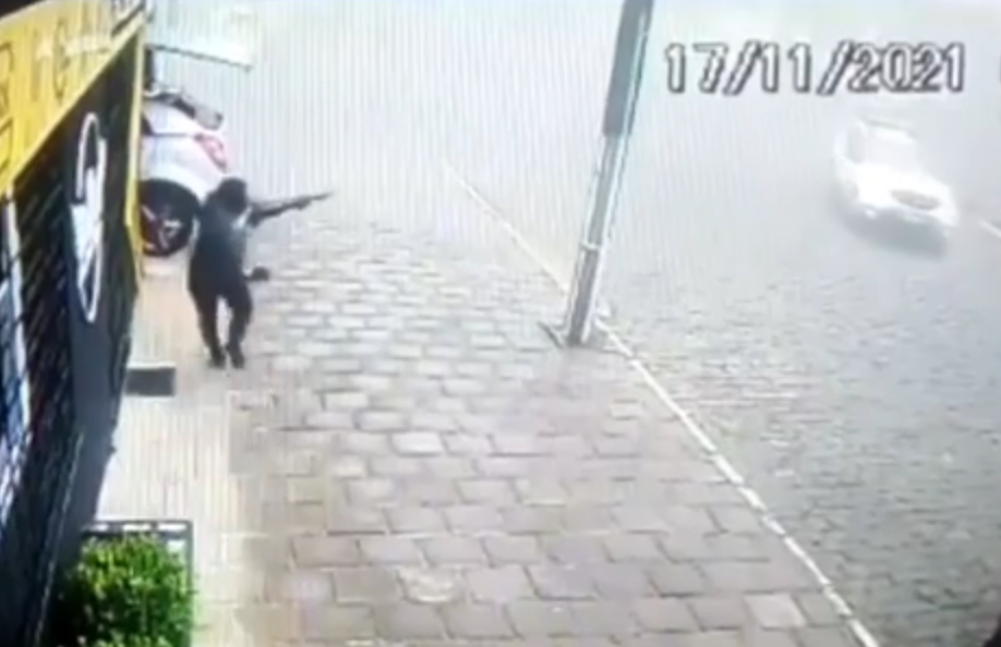 Polícia acredita que acusados de tentar assaltar loja de armas em Farroupilha sejam os mesmos que assaltaram loja em Taquara