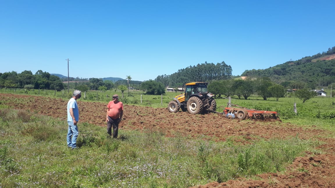 Secretaria da Agricultura de Rolante prepara o solo para o plantio de milho nas propriedades rurais