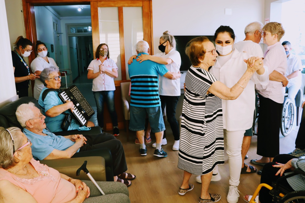 Serenatas literárias invadem lares de idosos em Taquara
