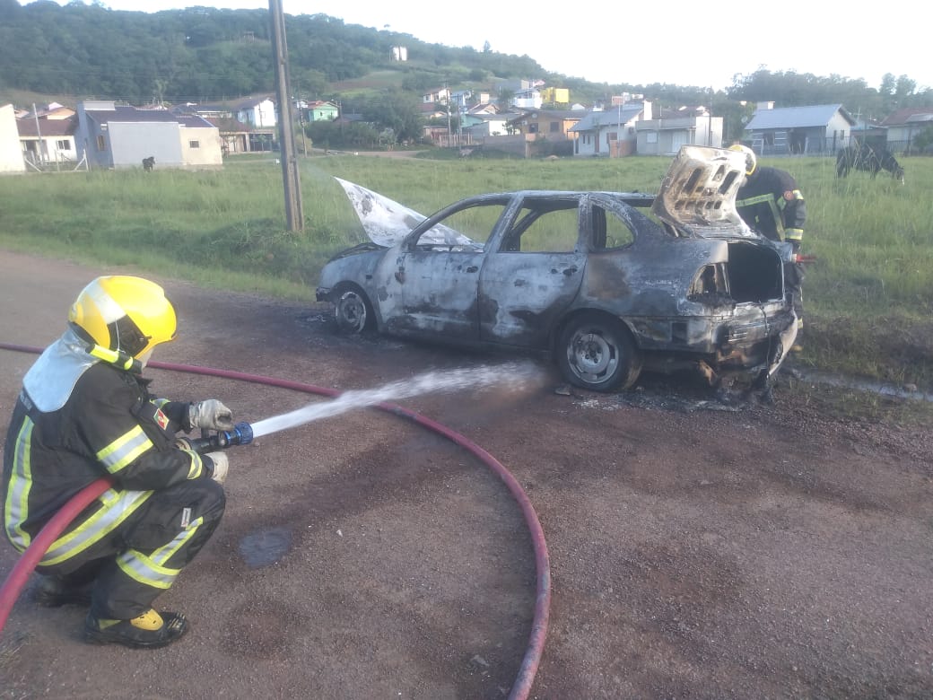 Carro é destruído por incêndio em Taquara