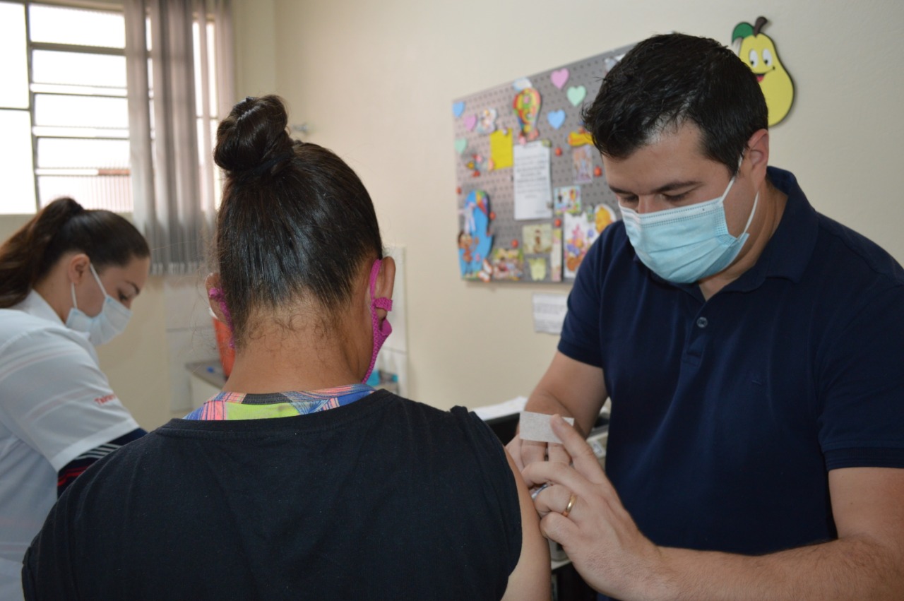 Taquara inicia vacinação contra a Covid com intervalo reduzido para a dose de reforço