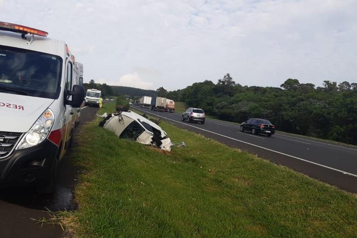 Quatro pessoas de Rolante ficam feridas durante capotamento de veículo, na freeway, em Santo Antônio da Patrulha