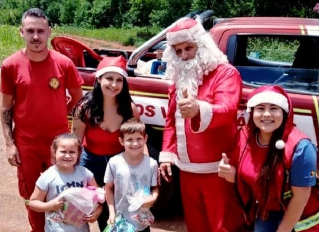 Bombeiros Voluntários e Papai Noel entregam doces e brinquedos para crianças nos bairros de Rolante