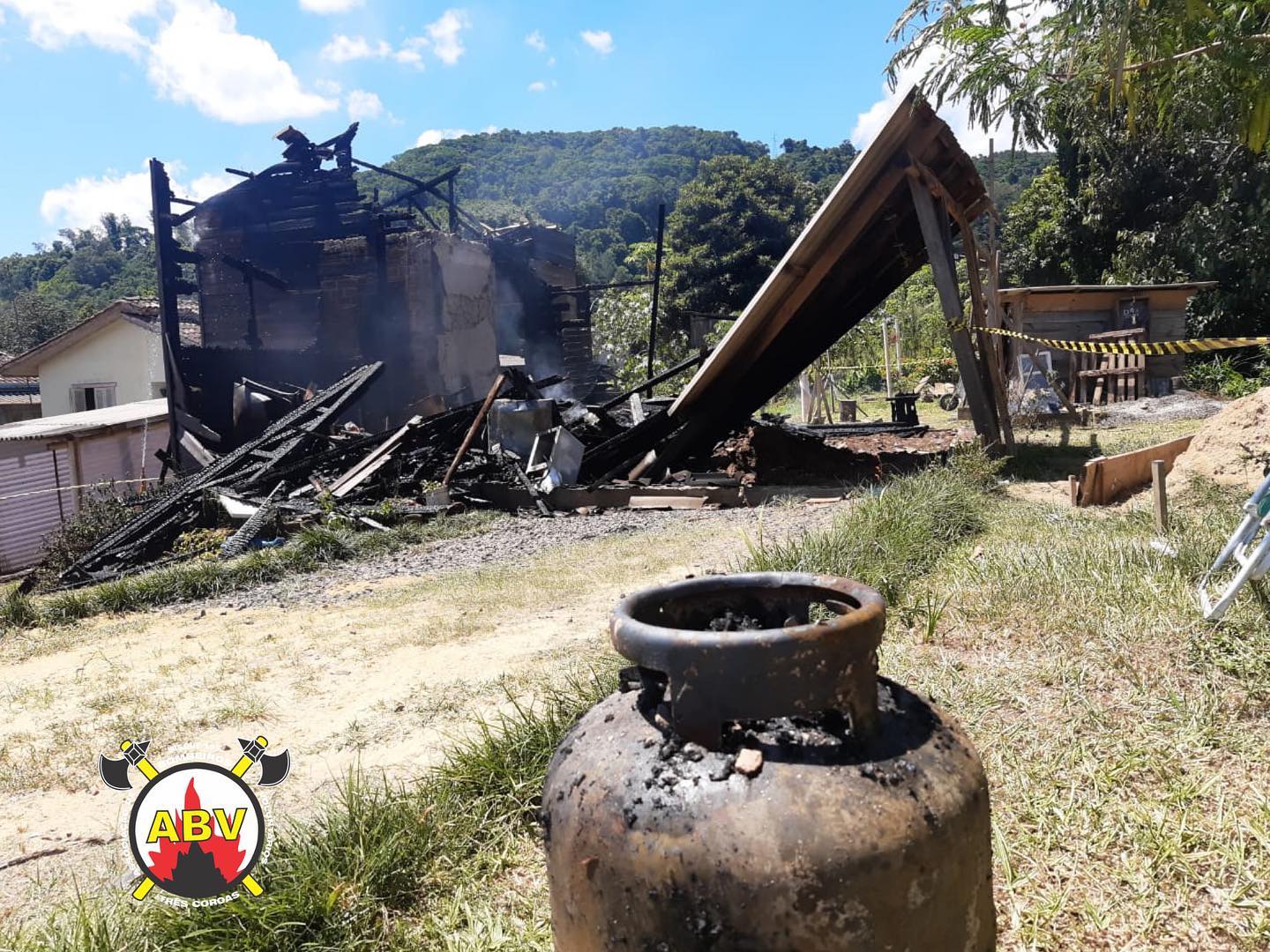 Incêndio deixa residência destruída em Três Coroas