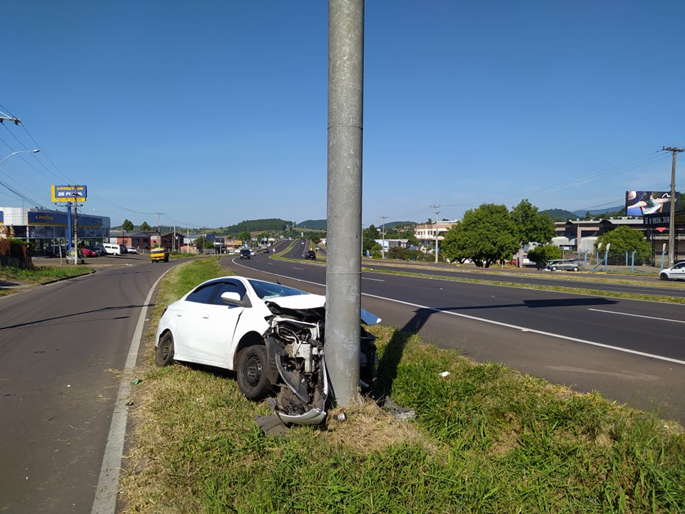 Motorista perde o controle de veículo e colide contra poste na ERS-239 em Parobé