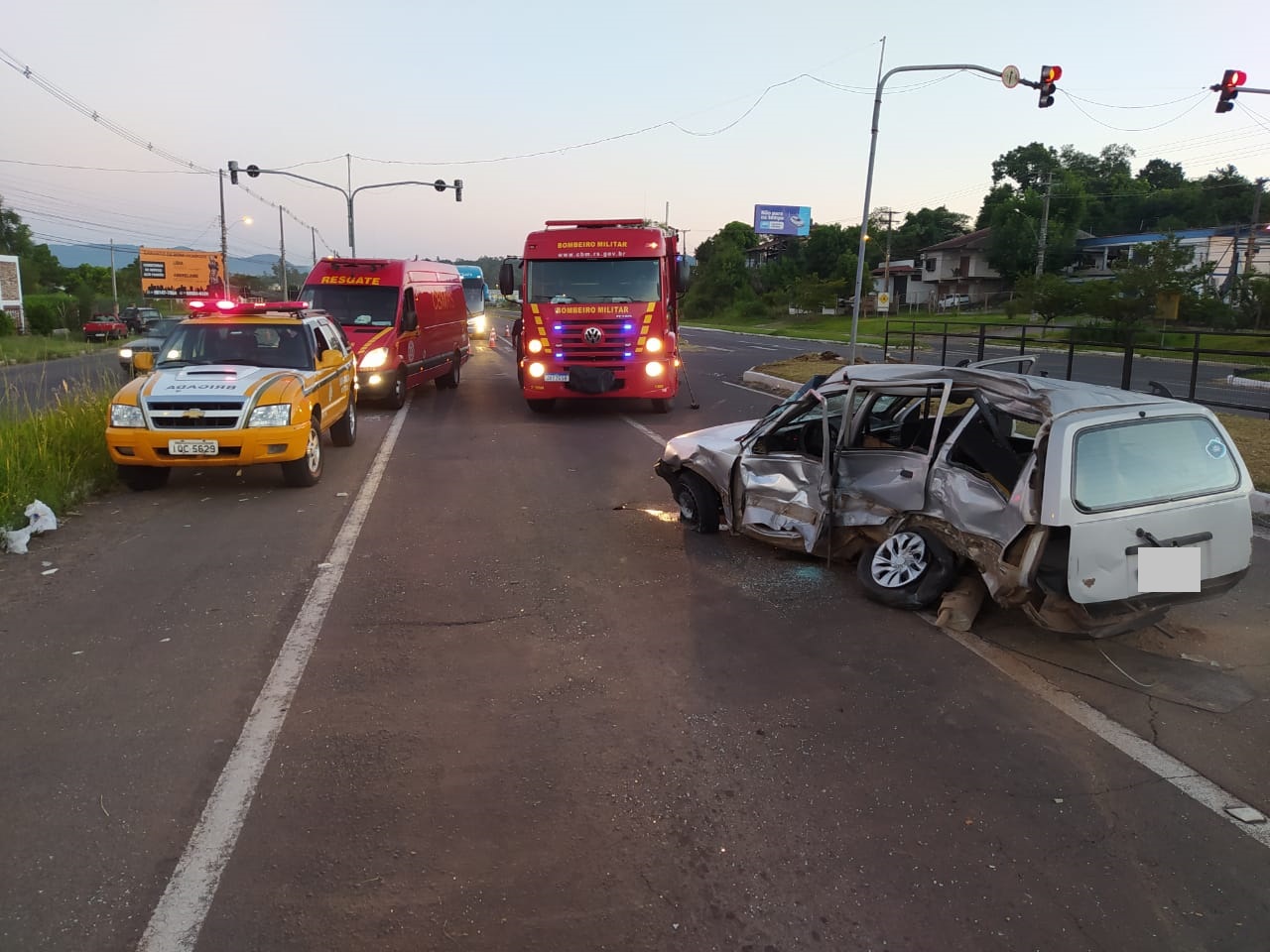 Homem morre após colisão entre carro e caminhão na ERS-115 em Taquara