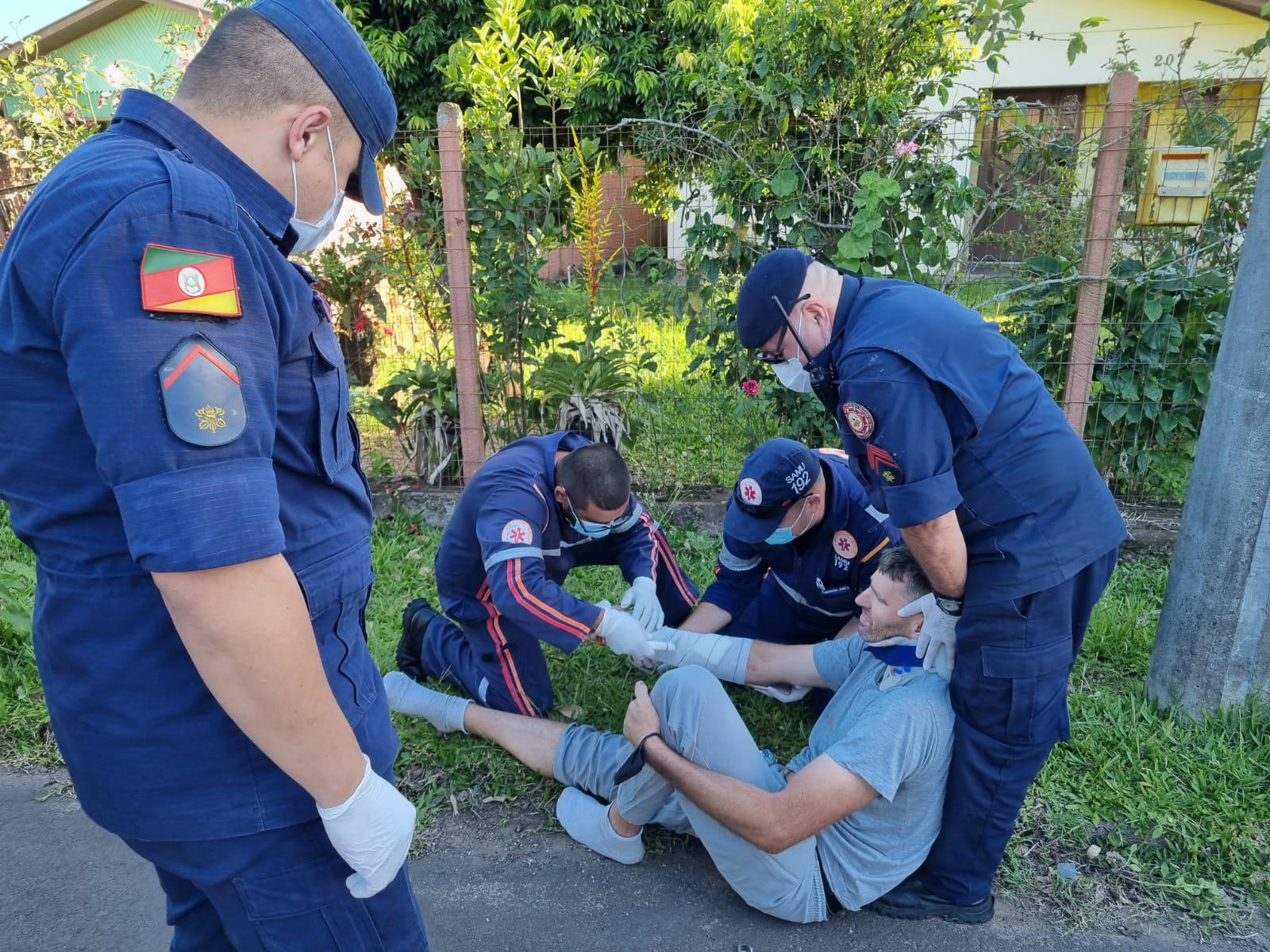 Homem fica ferido ao colidir sua moto contra um caminhão em Taquara