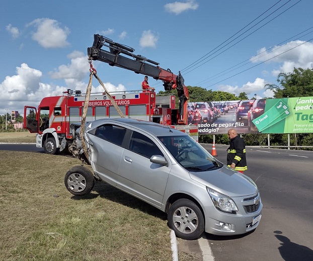 Veículos colidem ao realizar manobra na rótula da ERS-239 com a ERS-474 em Rolante