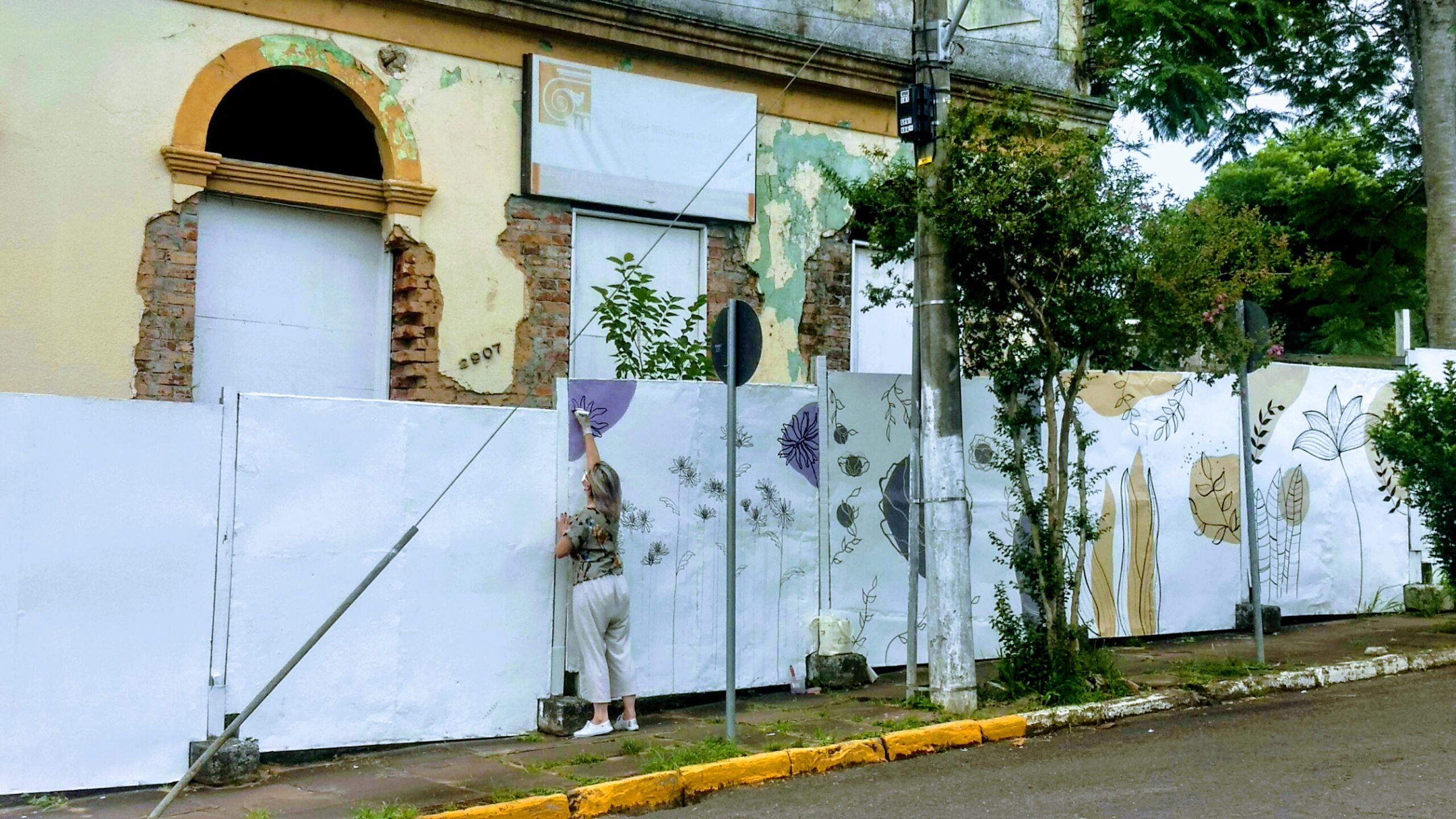 Tapumes ao redor das obras da Casa Vidal em Taquara recebem pintura urbana feita por artista visual do município