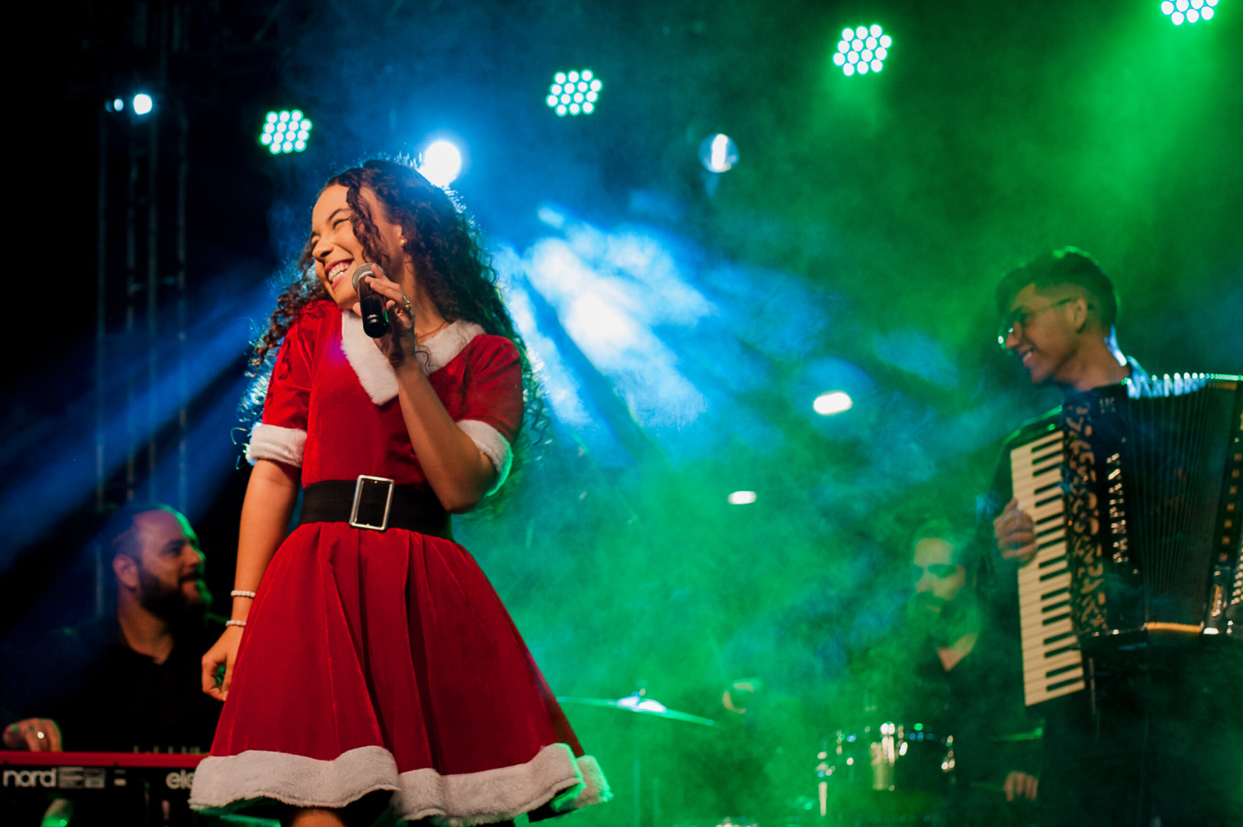 Cantora Luiza Barbosa emociona público durante show do 16º Natal Mágico de Taquara