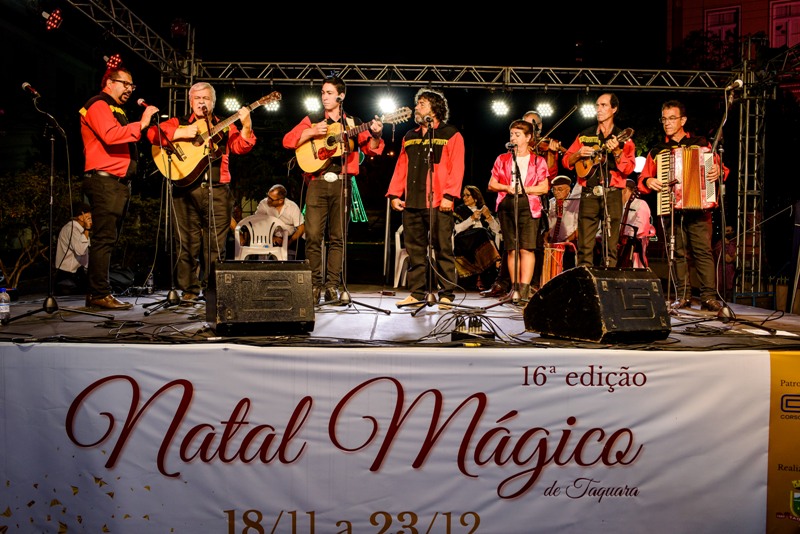 Terno de Reis do Natal Mágico levou centenas de pessoas à Praça Marechal Deodoro