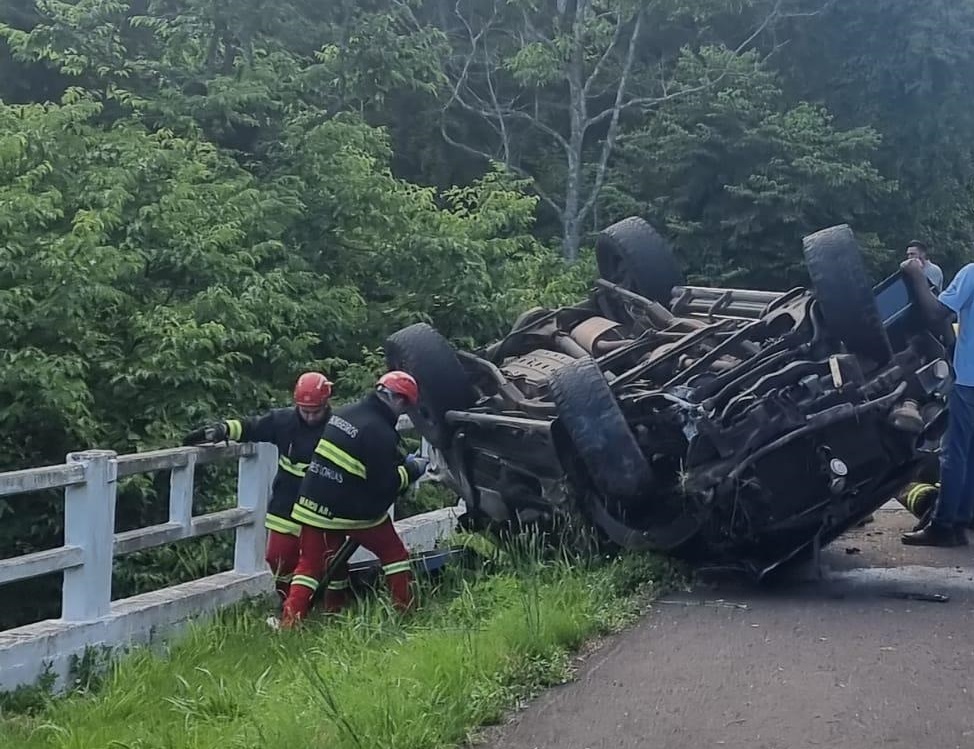 Mulher morre durante colisão entre carro e caminhão na ERS-115 em Três Coroas