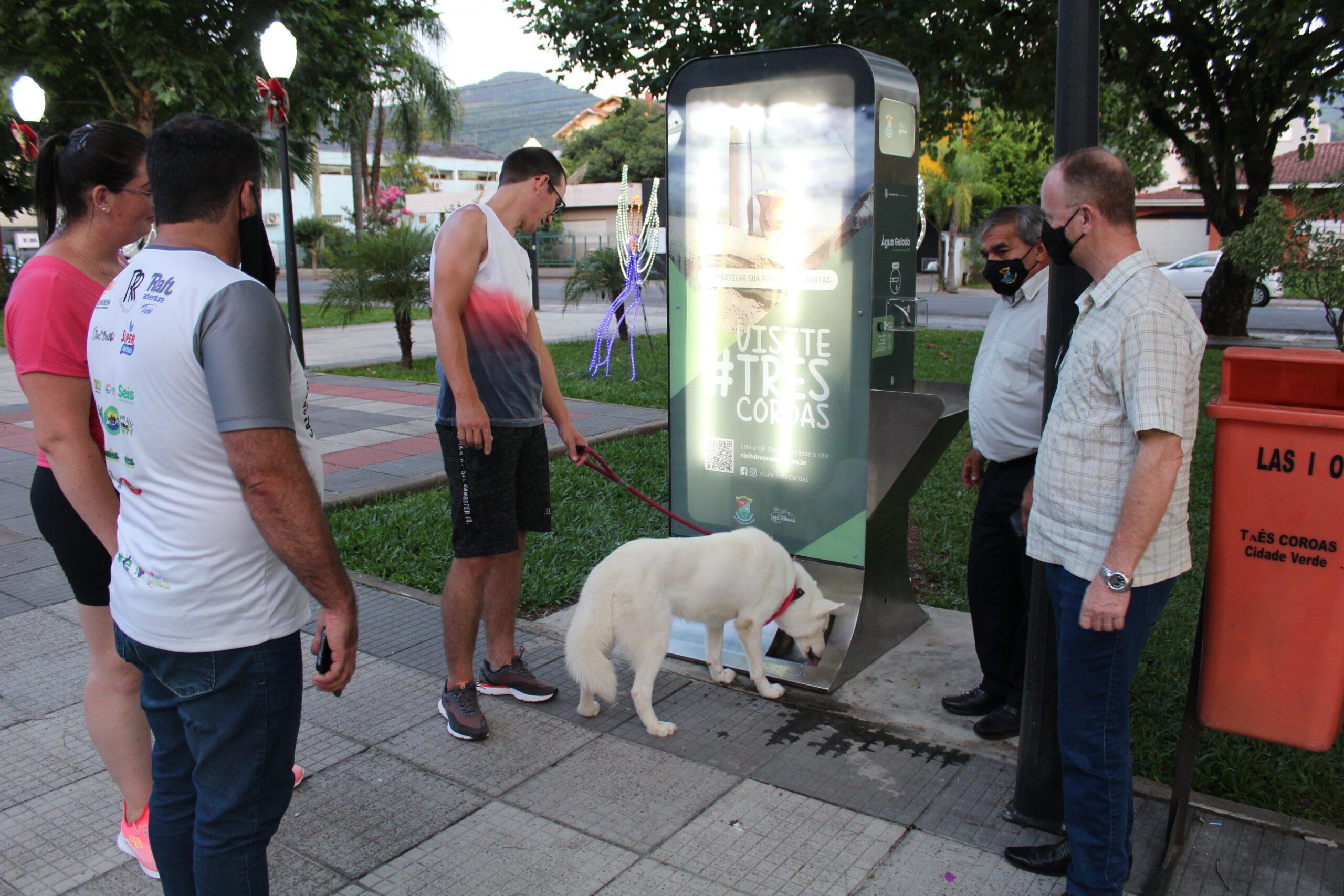 Três Coroas instala chimarródromos na praça e junto aos decks