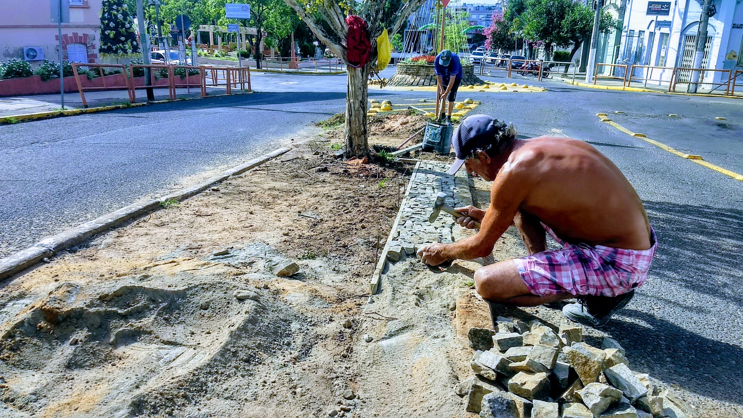Pedras portuguesas são recolocadas nos canteiros históricos de Taquara