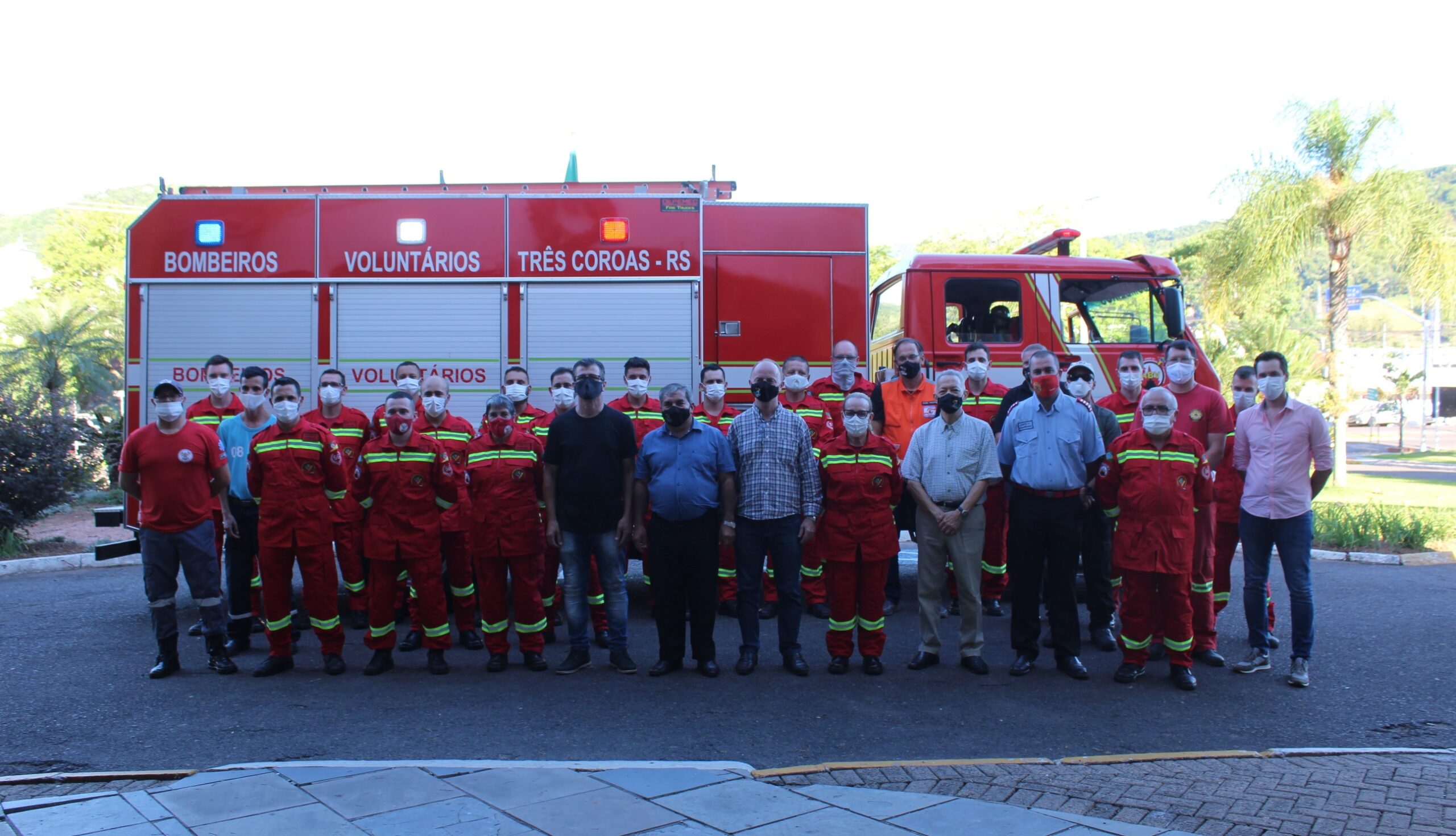 Bombeiros Voluntários de Três Coroas recebem novo caminhão de combate e adquirem fardamento oficial