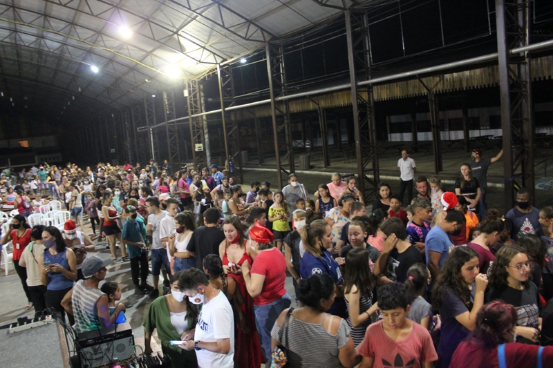 Igrejinha distribui mais de 500 pacotes de balas e brinquedos em evento de Natal