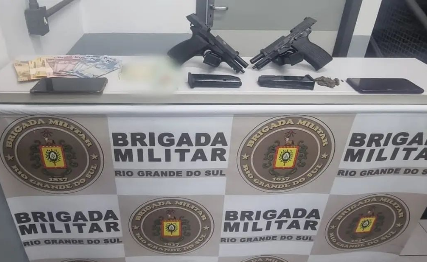 Veículo é abordado por policiais rodoviários e homem é preso com armas e drogas na ERS-239, em Parobé