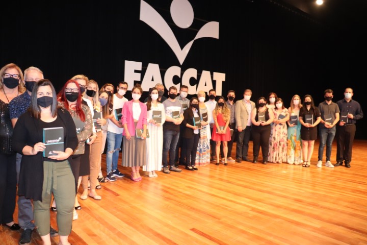 Livro "Universo Acadêmico" reúne melhores trabalhos de conclusão da Faccat