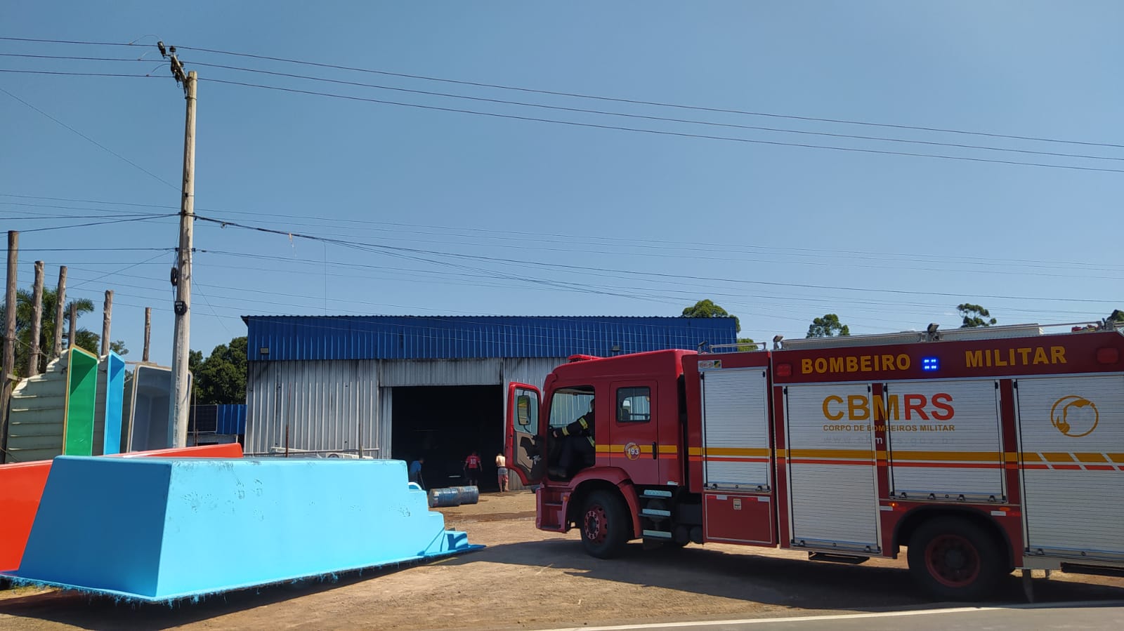 Corpo de Bombeiros combate incêndio em fábrica de piscinas em Taquara
