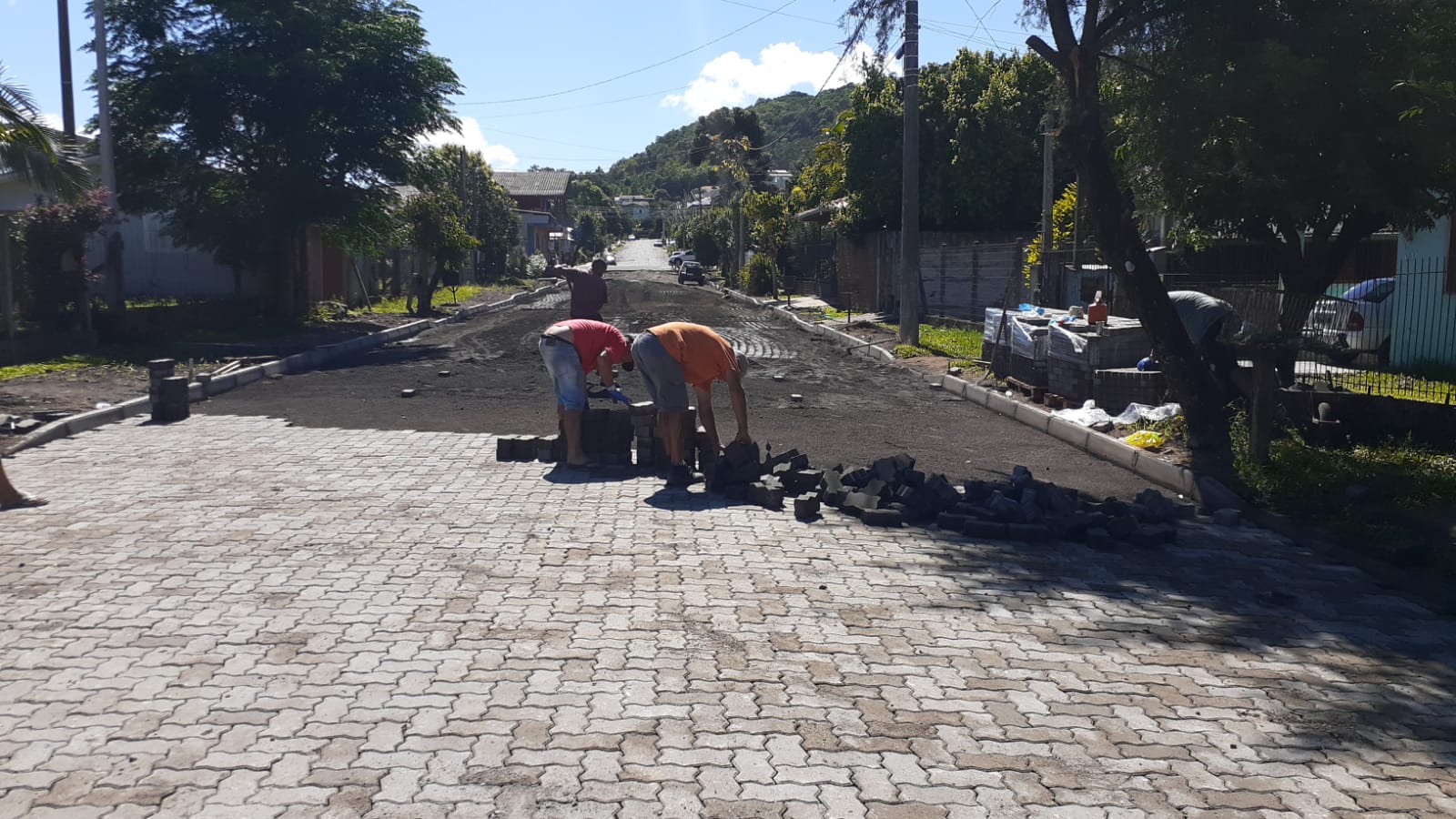 Prefeitura realiza pavimentação da rua Guaru, no bairro Nova Parobé