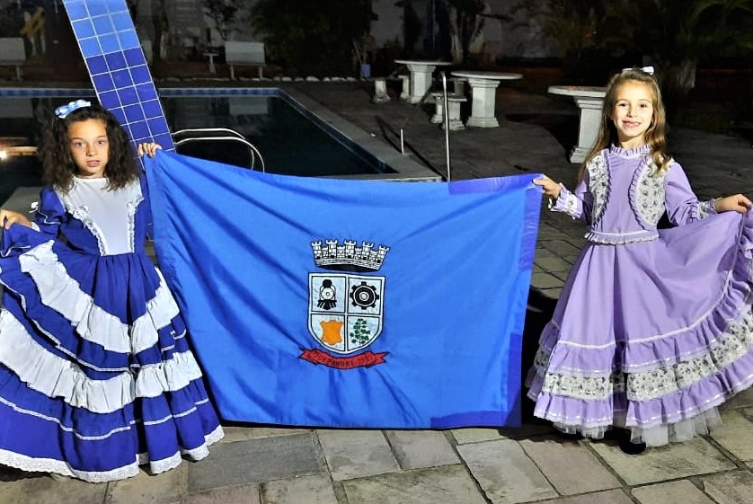 Estudantes de seis e sete anos de idade representam Parobé durante exposição de ciência em Recife 