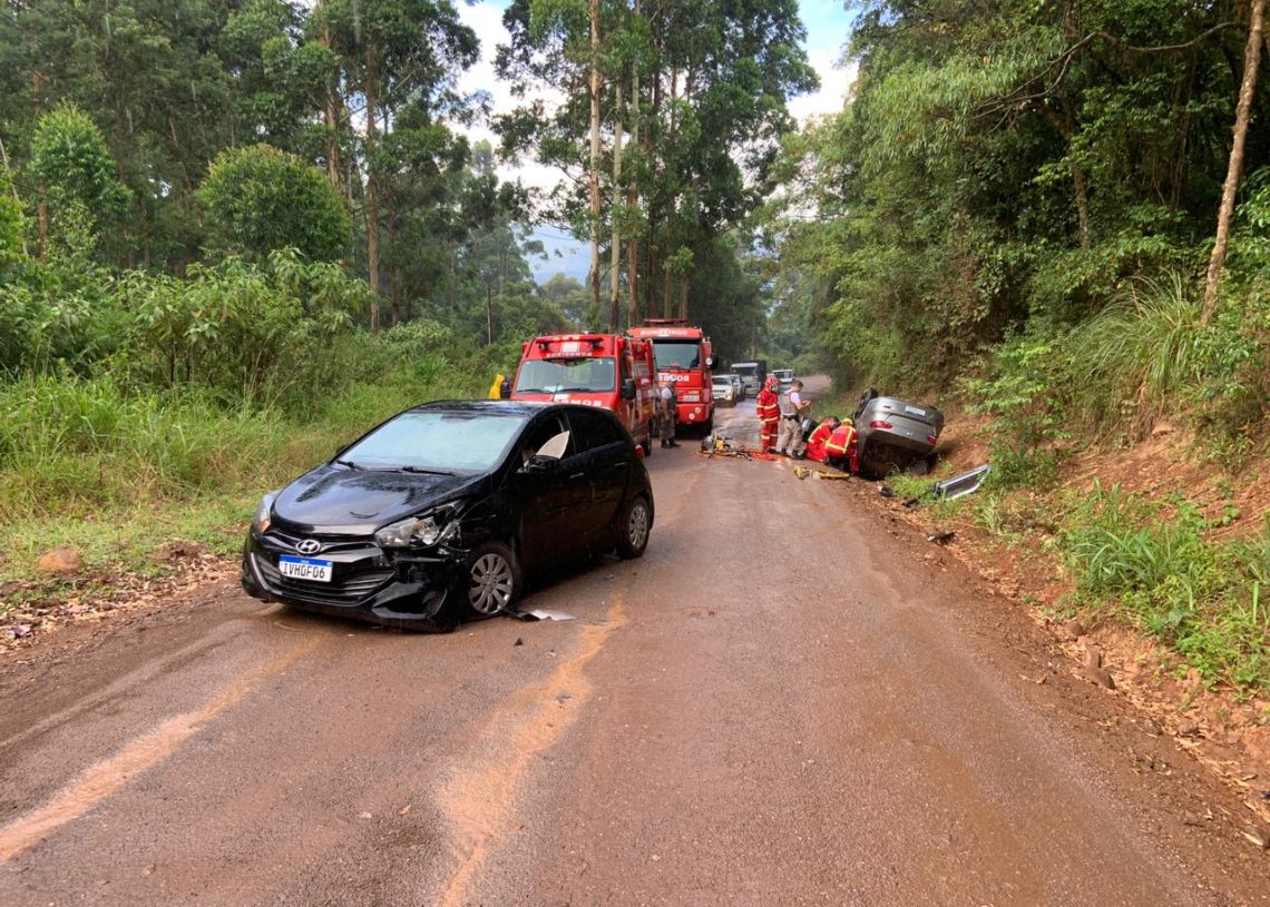 Homem fica preso às ferragens do carro após capotamento em localidade do interior de Igrejinha