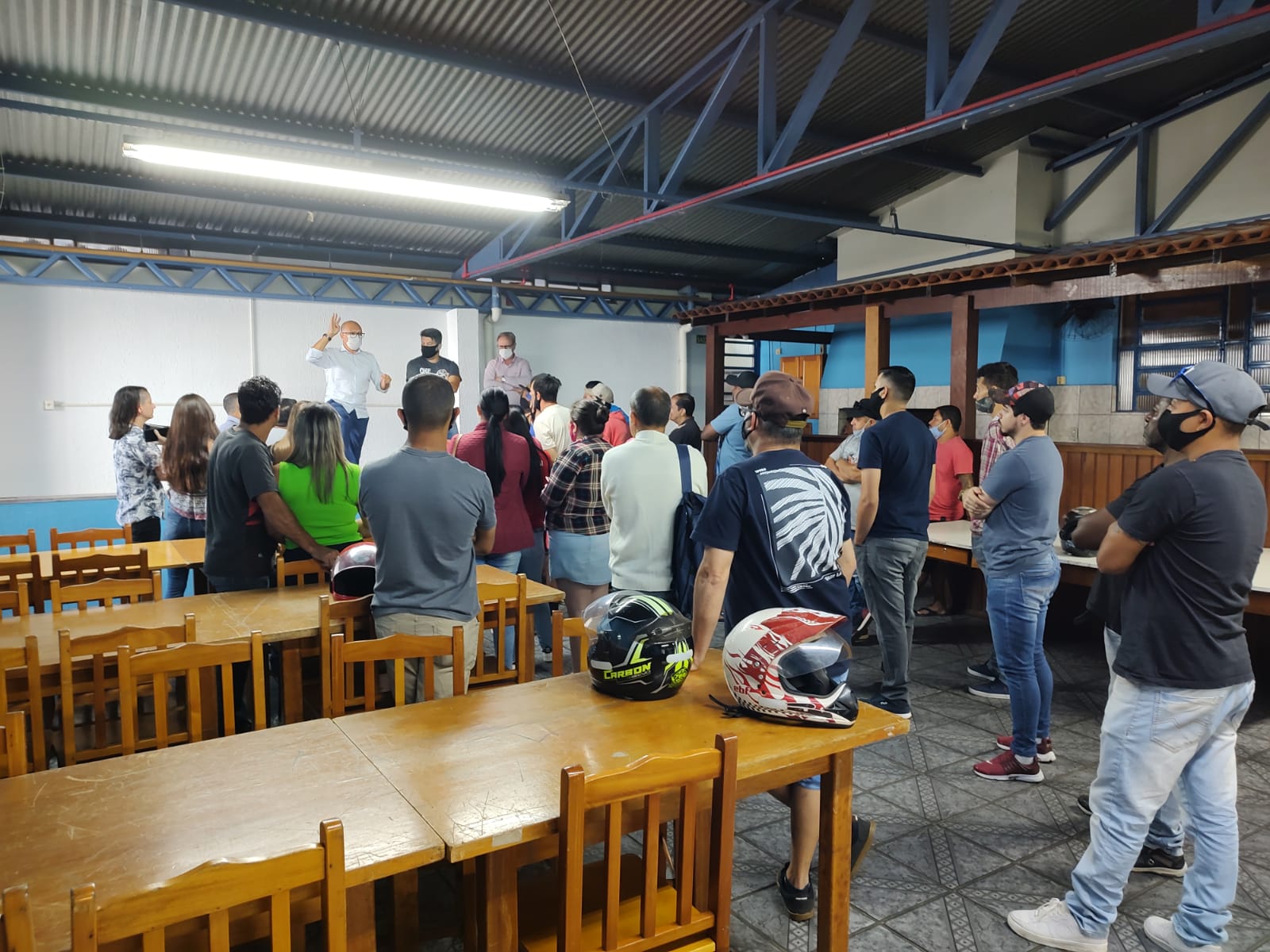Sindicato dos Sapateiros de Parobé orienta funcionários de empresa que encerrou suas atividades