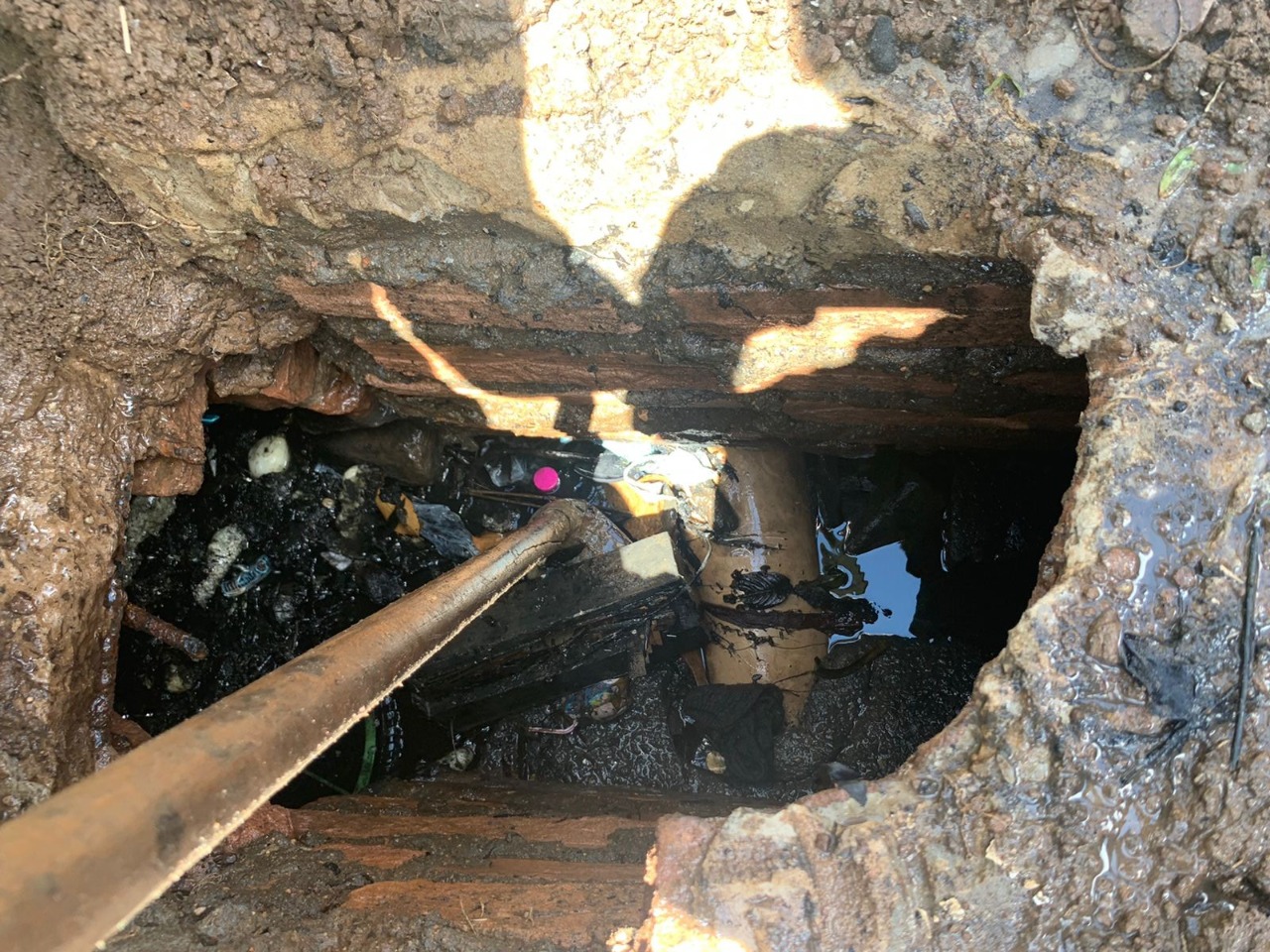 Pneus, garrafas pet, pedaços de madeira e almofada são retirados de bueiros durante limpeza em Taquara