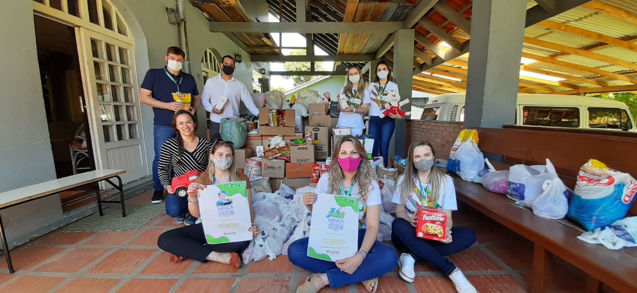 Sicoob MaxiCrédito arrecada 3,7 mil brinquedos e mais de uma tonelada de alimentos