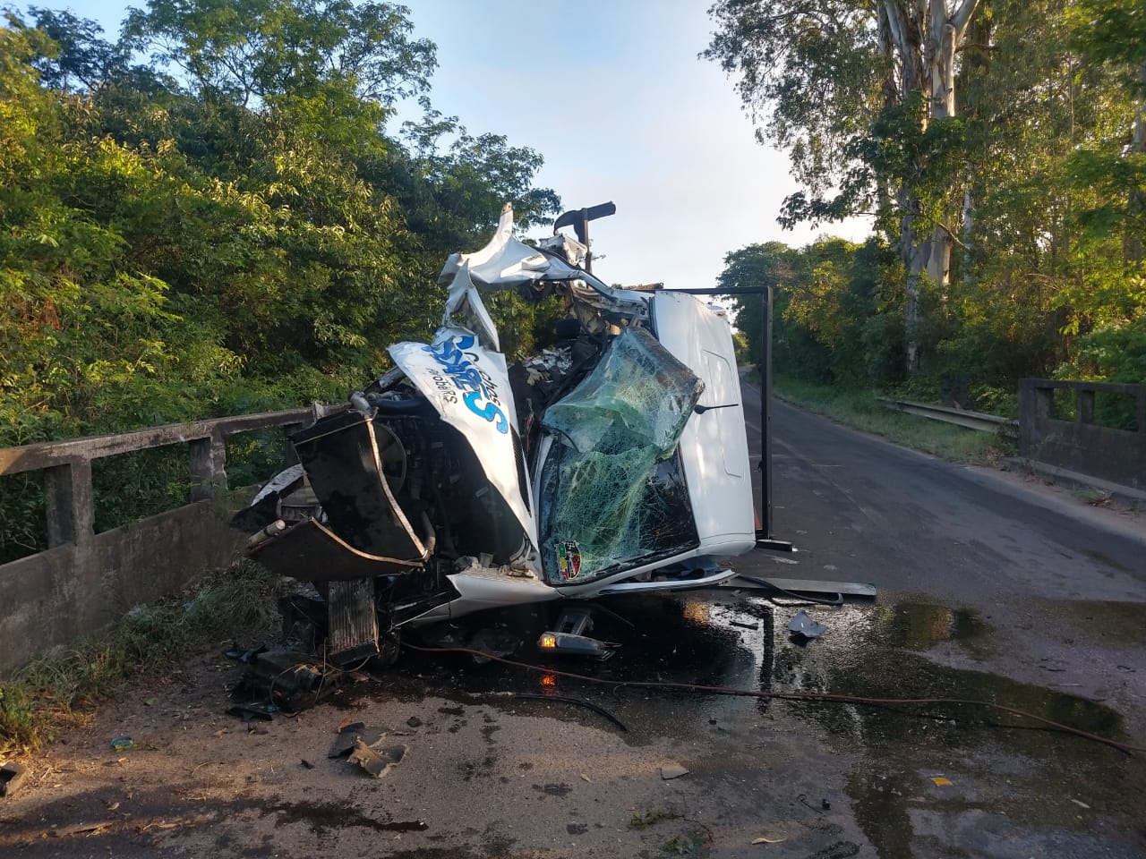 Caminhão guincho colide em ponte da ERS-020 em Taquara