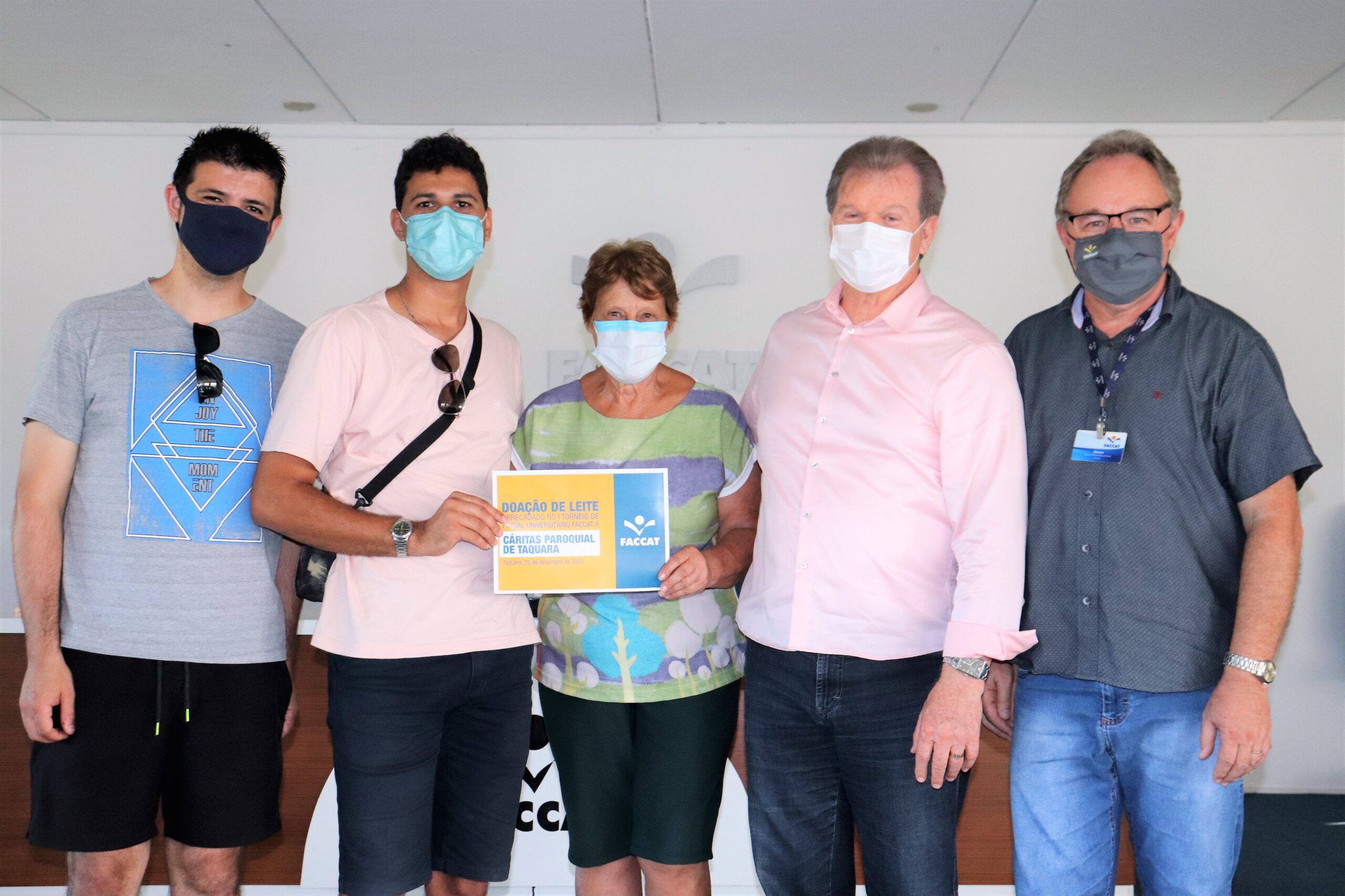 Faccat faz doação de 180 litros de leite para Cáritas de Taquara