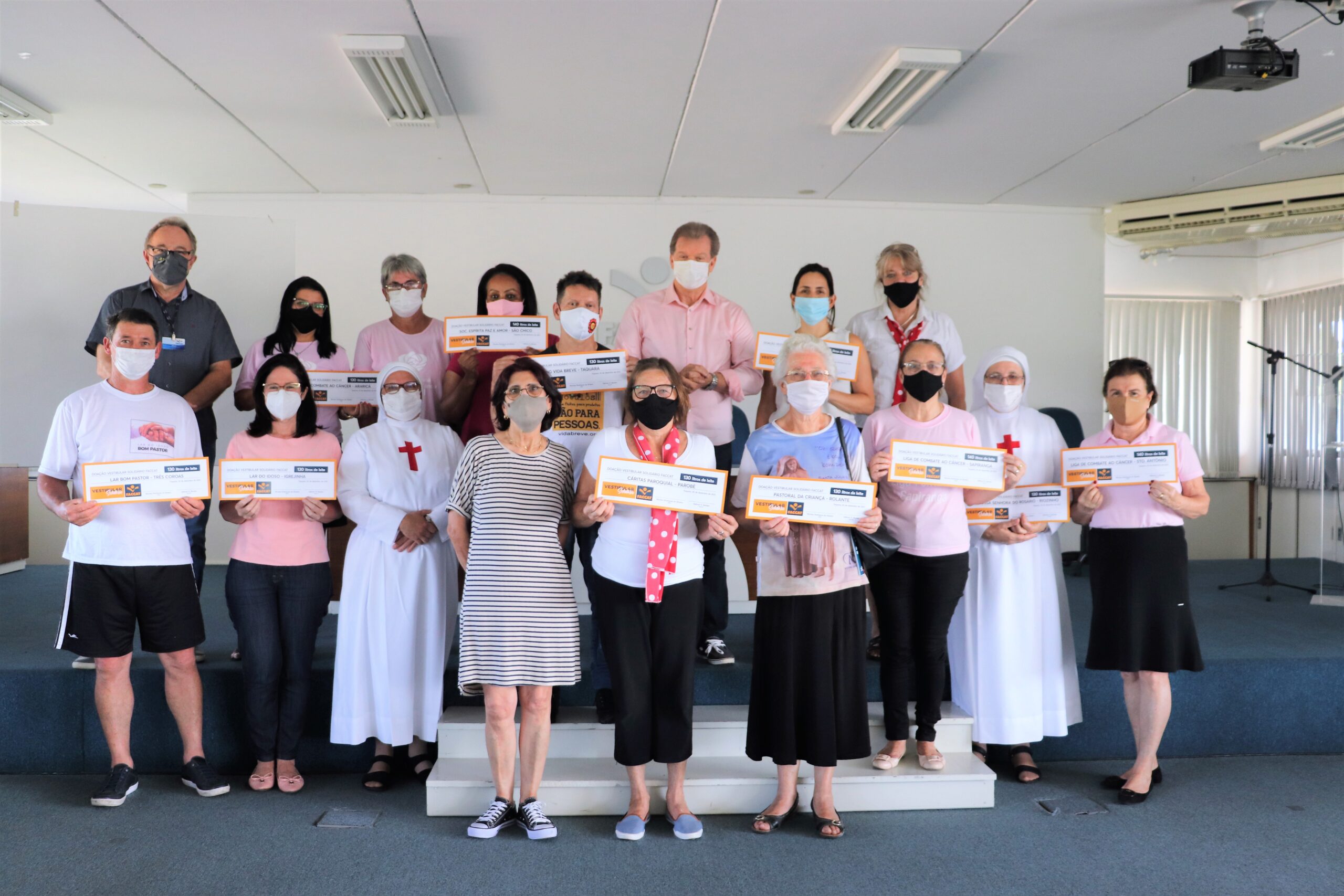 Entidades recebem caixas de leite da Faccat