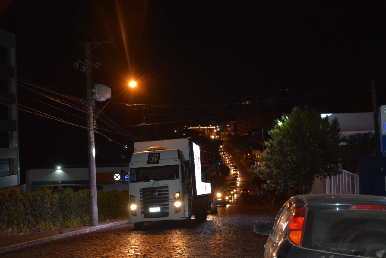 Dezenas de veículos participam da Carreata Natalina em Taquara