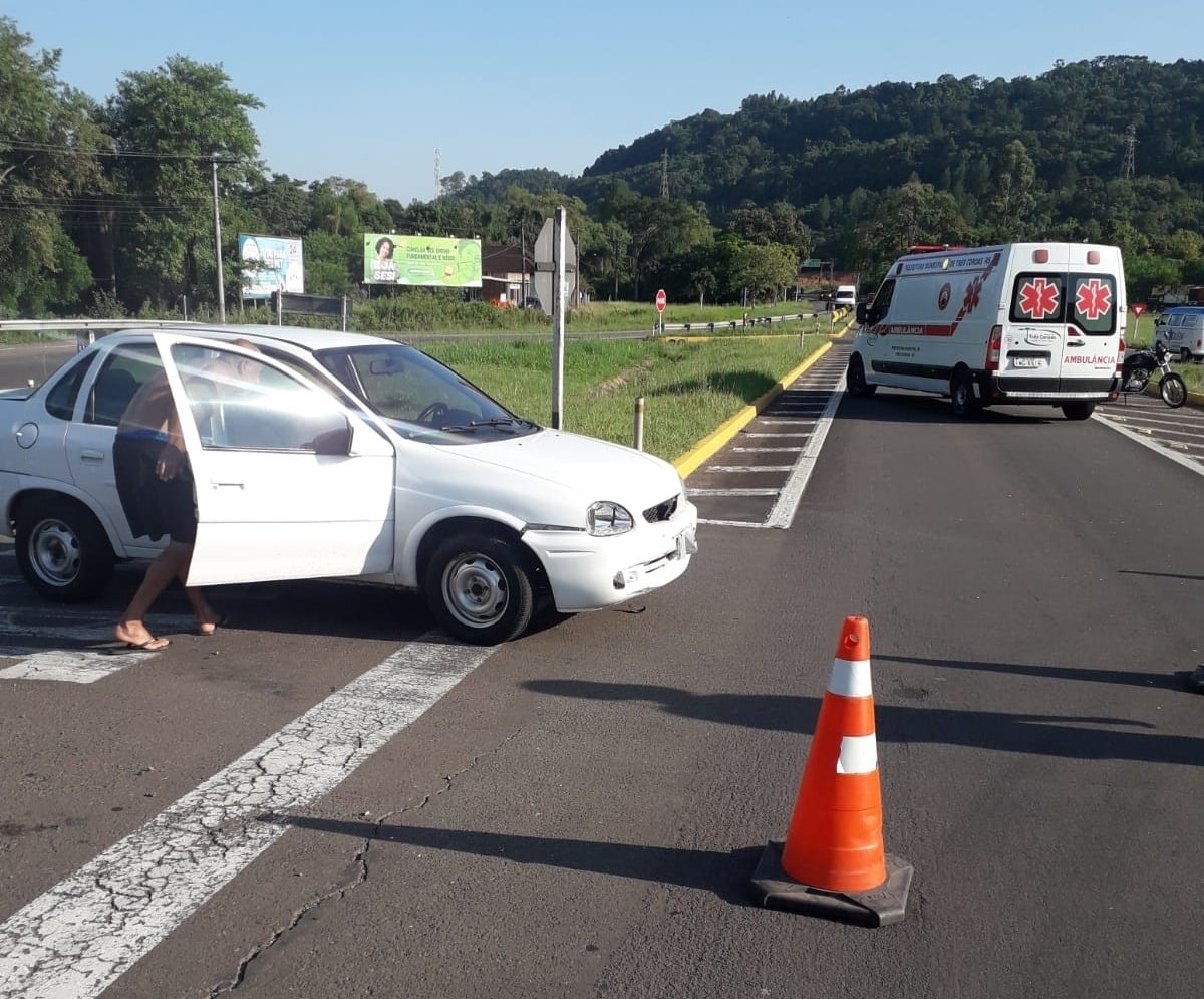 Duas pessoas ficam feridas após colisão entre carro e moto na ERS-115 em Igrejinha