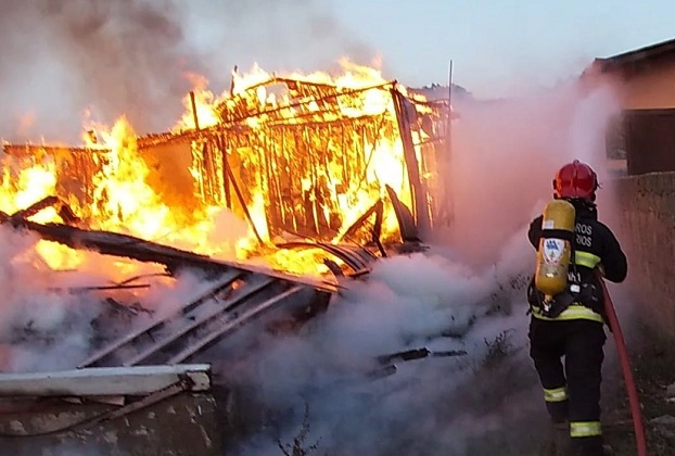 Bombeiros Voluntários combatem incêndio à residência em Igrejinha