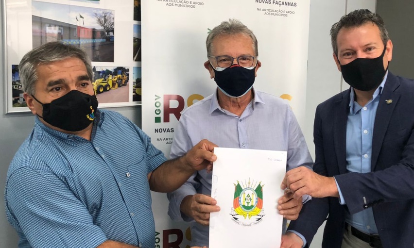 Prefeito de Três Coroas assina convênio com o Estado para a liberação de R$ 2 milhões para obra de pavimentação