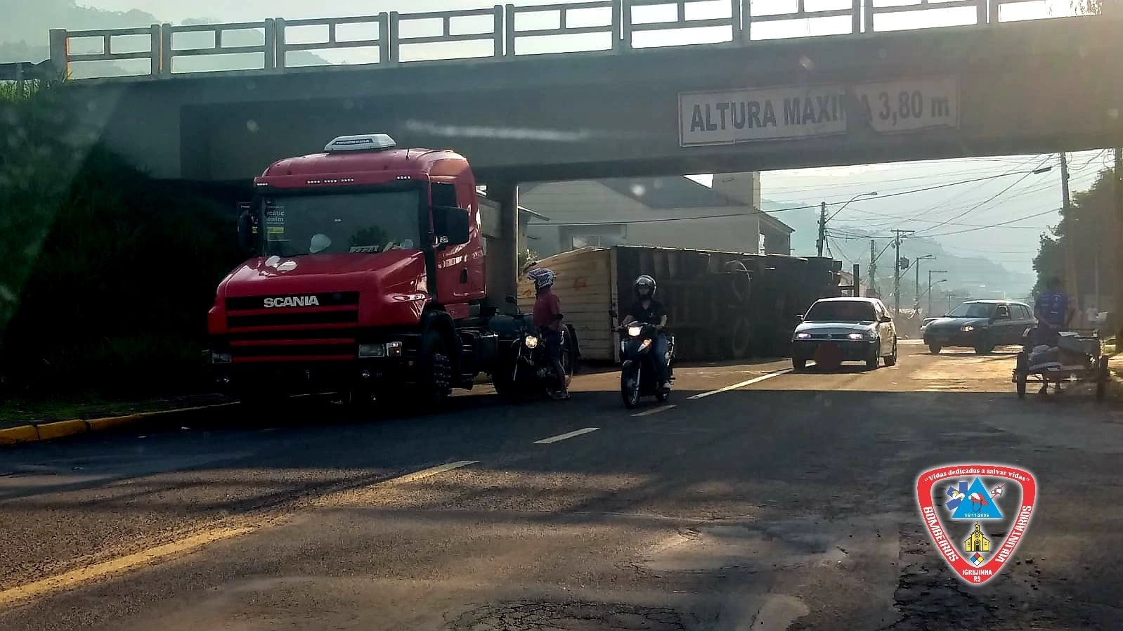 Carreta tenta passar por baixo de viaduto e acaba tombando, em Igrejinha