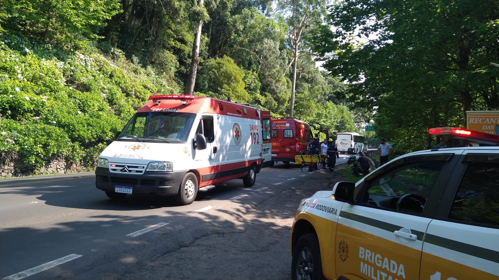 Colisão entre carro e moto deixa duas pessoas feridas na ERS-115