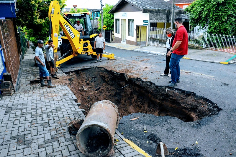 Cratera em rua de Taquara está ligada à canalização sem planejamento, diz Prefeitura