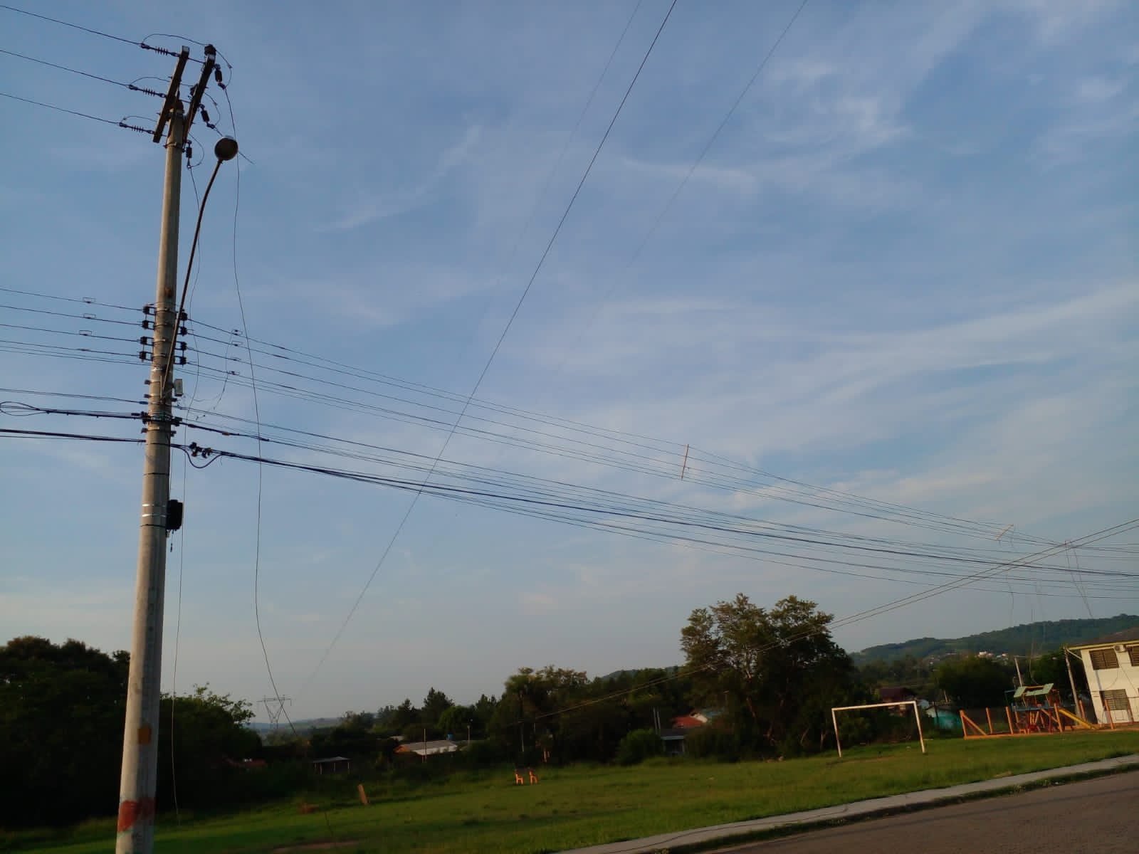 Linha de transmissão da CEEE cede e deixa bairro Eldorado sem luz em Taquara