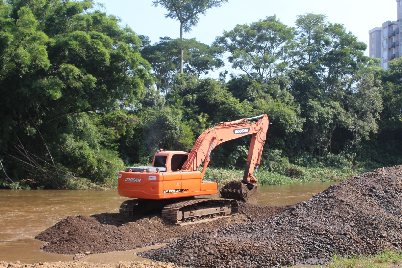 Programa de desassoreamento no Rio Paranhana avança para novo trecho em Igrejinha